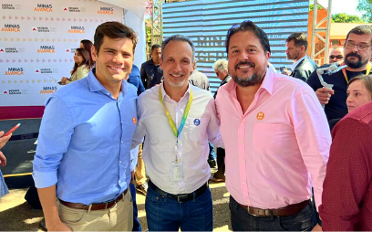 Clebio Batista e Marcelo Hofke ladeando o presidente da Copasa, Carlos Eduardo de Castro