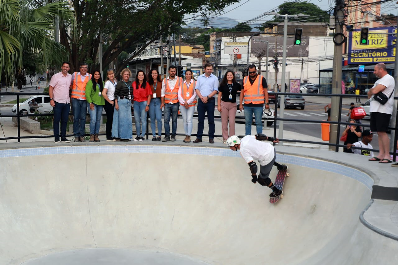 Equipe de obras da OEC de Campo Grande, Rio de Janeiro, revitaliza praça e constrói pista de skate 
