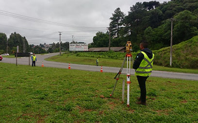 Integrantes trabalhando na Rodovia dos Minérios