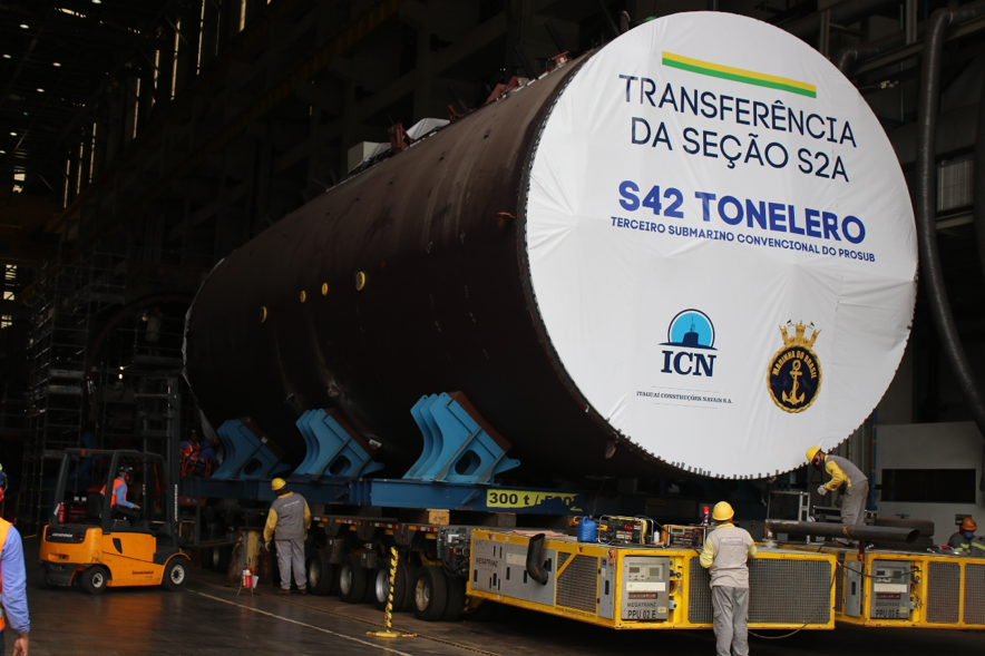 ICN realiza megaoperação para transportar seções do submarino Tonelero 