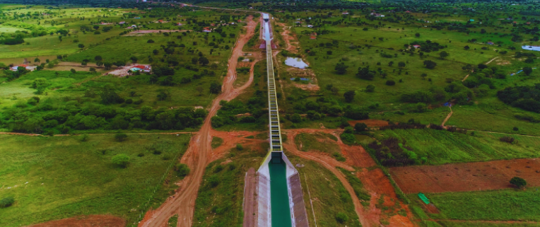 Foto aerea canal de água