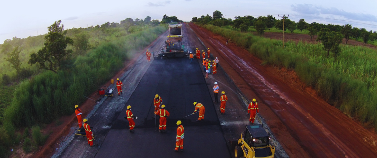 foto de trabalhadores asfaltando rodovia