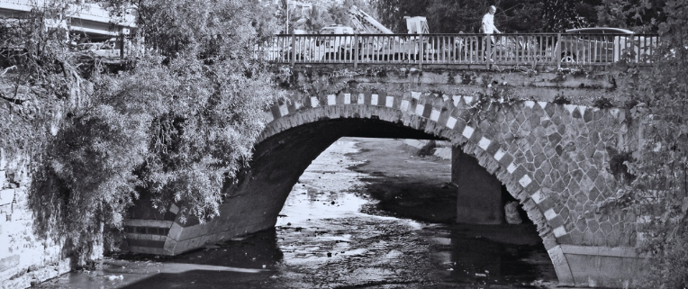 foto de ponte em p&b